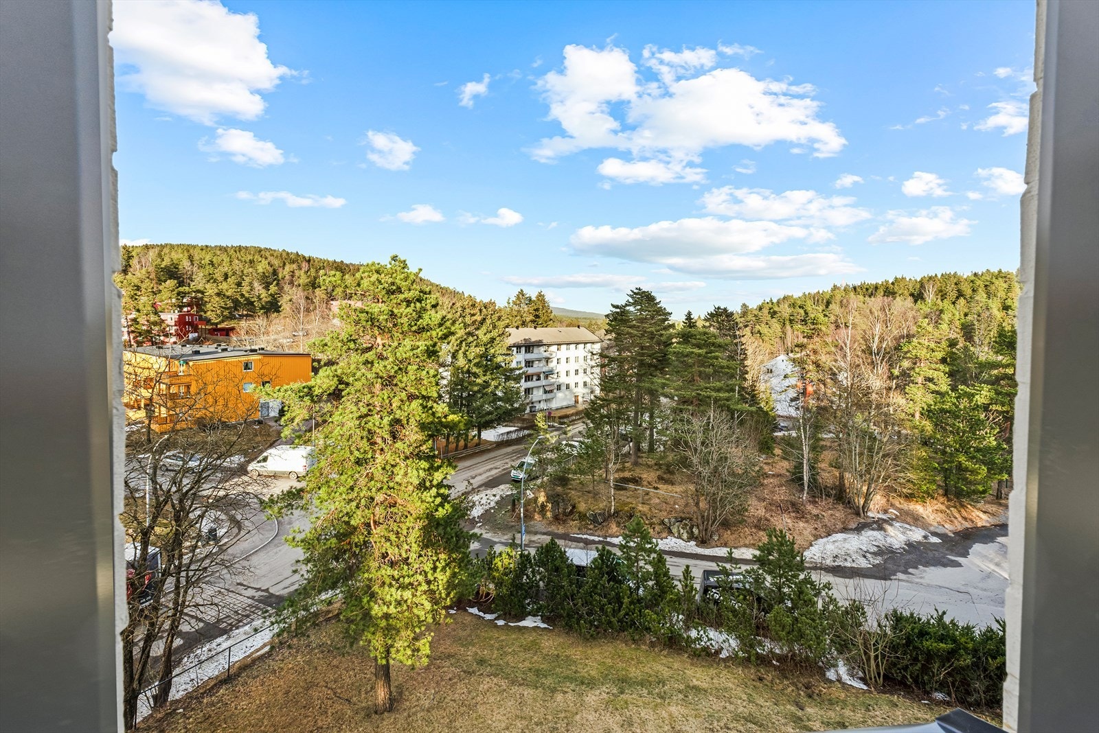 Utsikt mot marka fra "alle" boligens rom Galleribilde