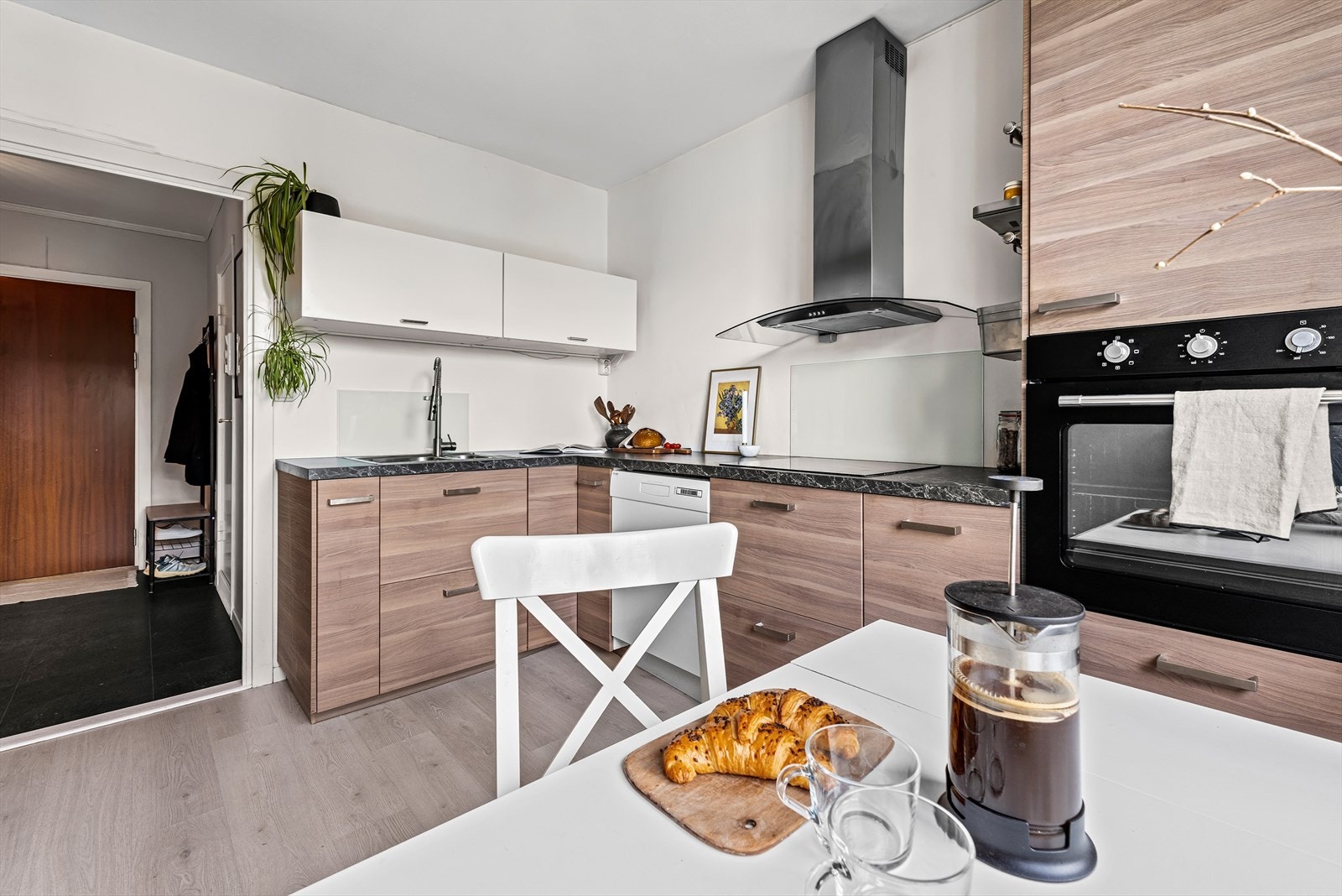 Komfyr, platetopp, oppvaskmaskin og kjøkeskap medfølger salget Galleribilde