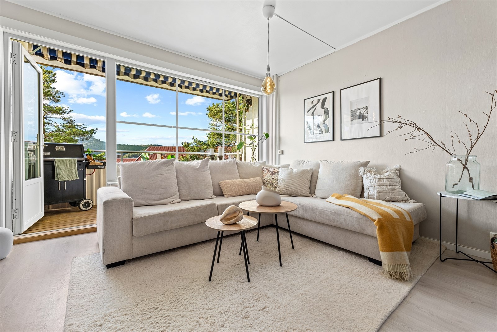 Boligen ligger i byggets fjerde etasje og er skjermet for det meste av innsyn Galleribilde