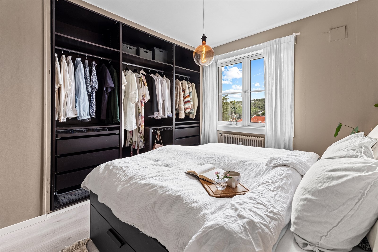 Gode lagringsmuligheter i garderobe og sengeramme Galleribilde