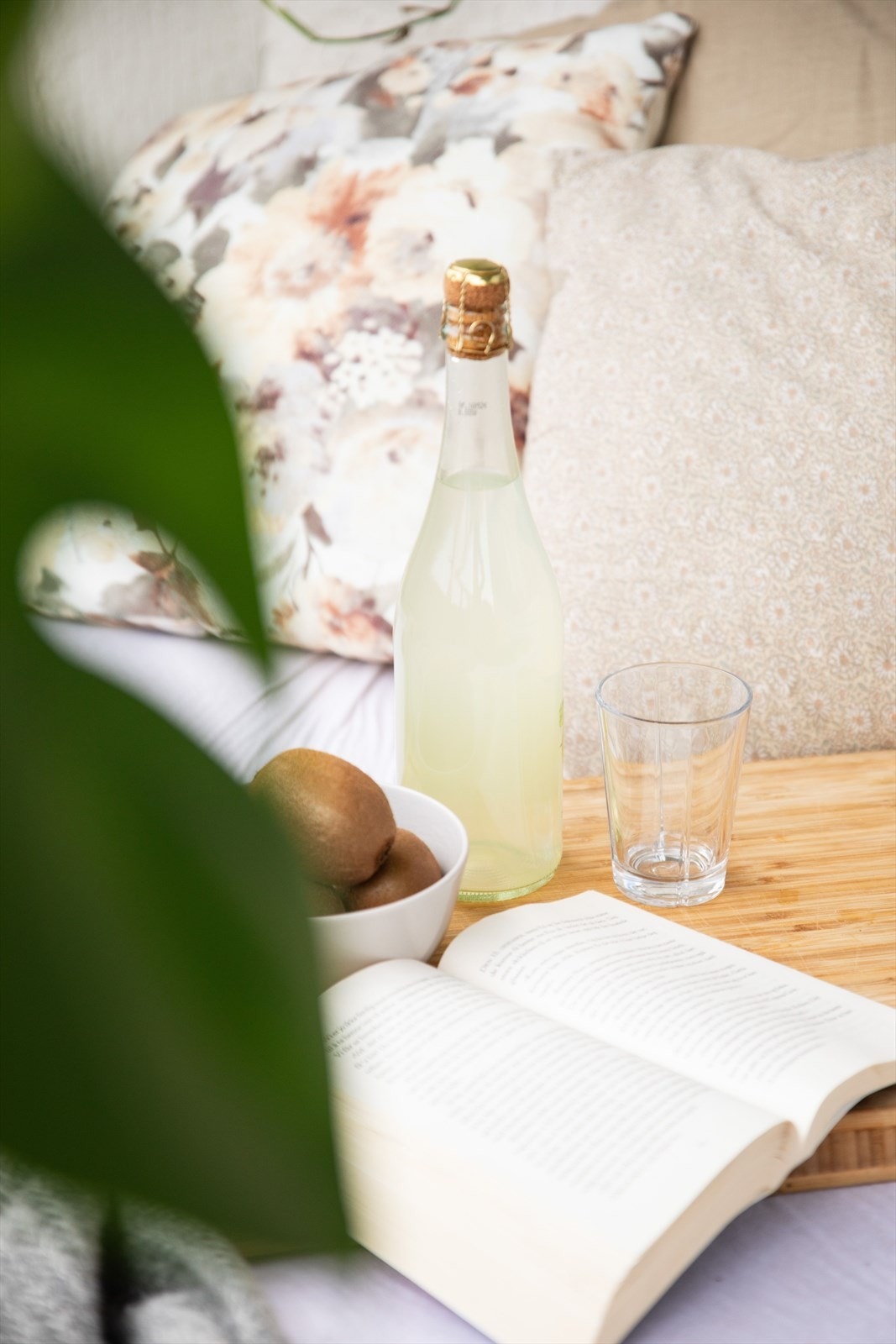 Romslig daybed som kan brukes som både seng og sittebenk Galleribilde