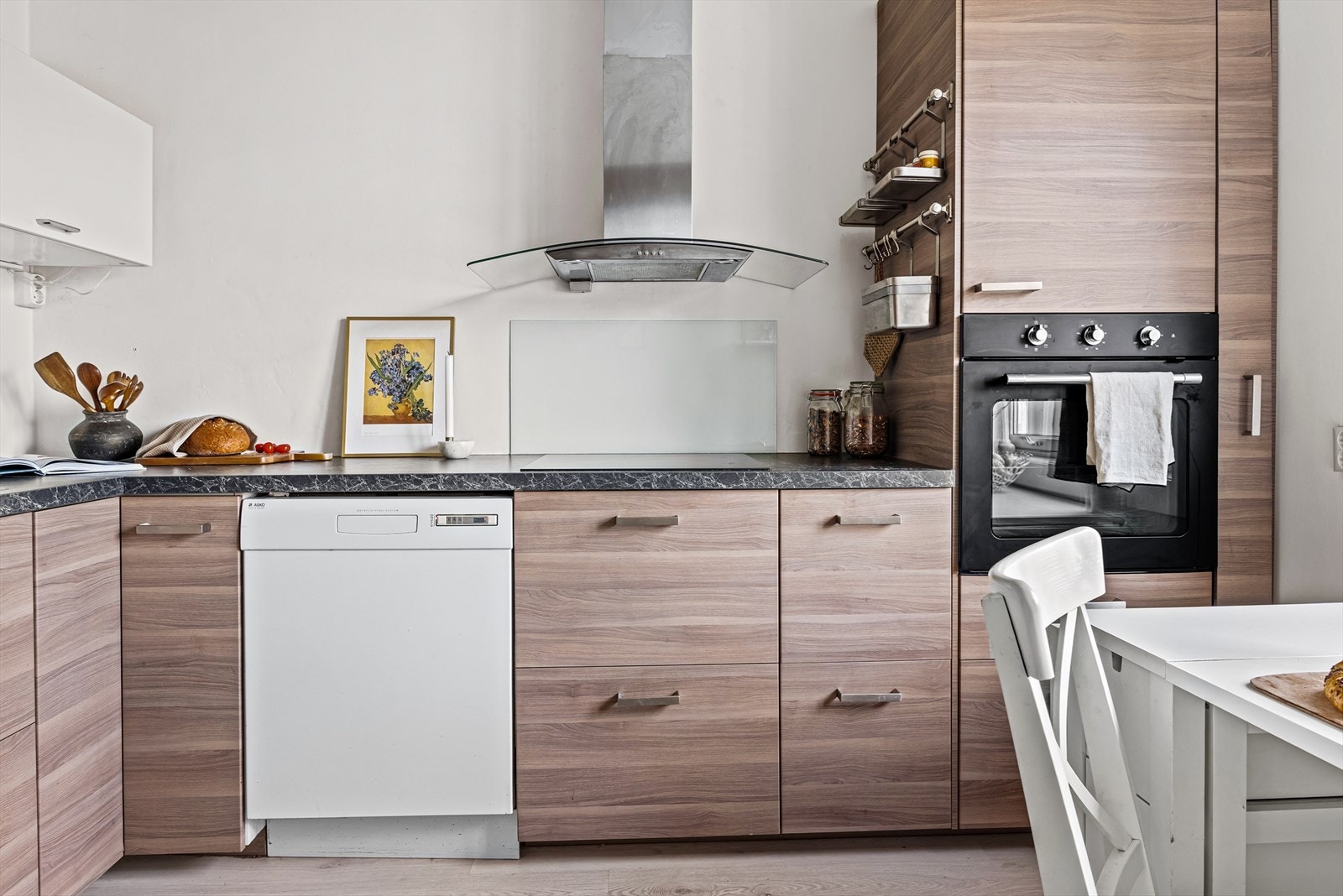 Her får du rikelig med oppbevaringsplass og store arbeidsflater Galleribilde