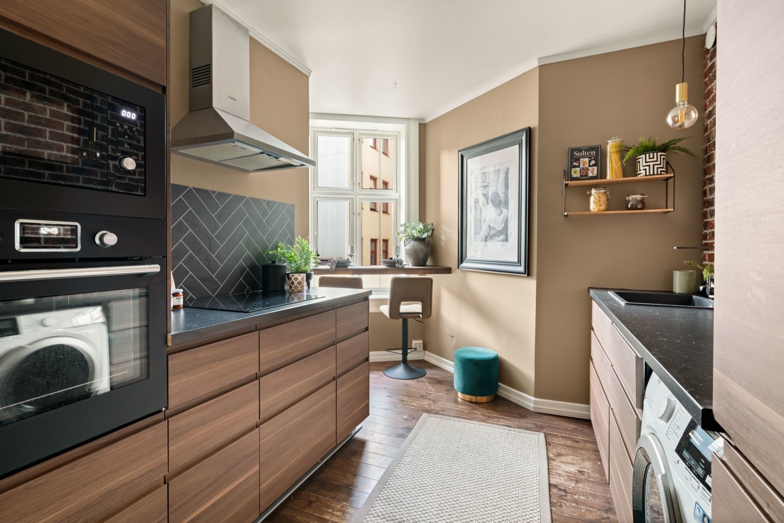 Det separate kjøkkenet fra 2021 er både stilfullt og funksjonelt, med godt med skap- og benkeplass - perfekt for deg som liker å lage mat. Galleribilde