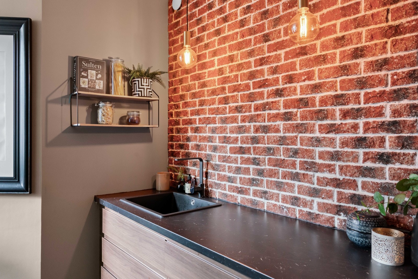 Over benken er det flotte teglfliser/plate som harmonerer godt med resten av interiøret. Galleribilde