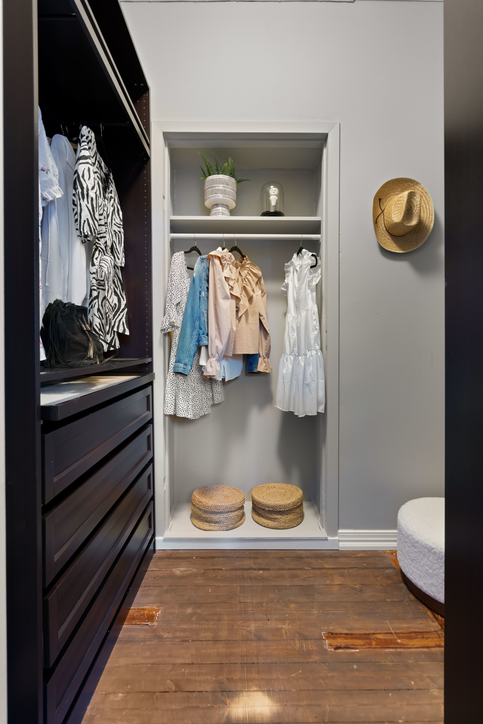 Praktisk og oversiktlig omkledningsrom, strategisk plassert i tilknytning til det store soverommet - et ryddig oppbevaringsområde for klær og tilbehør. Galleribilde