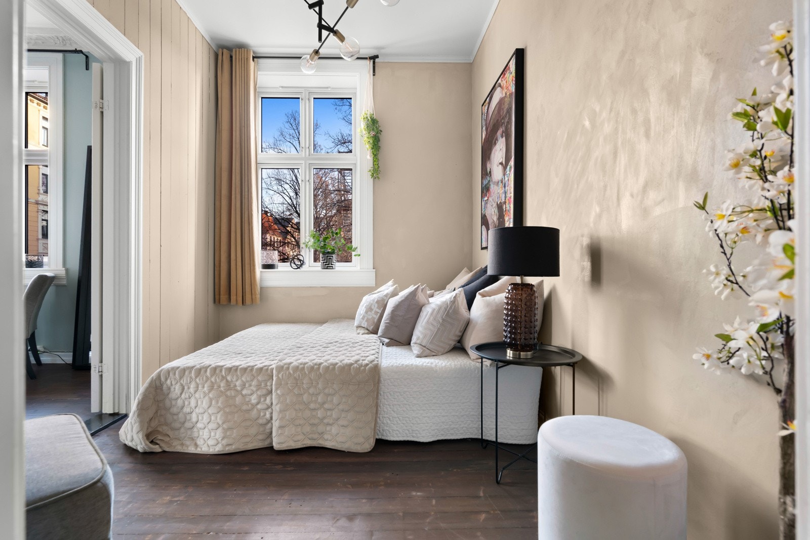 Soverommet er stort og innbydende med adkomst fra stuen. God plass til dobbeltseng, nattbord og annet møblement etter behov. Galleribilde