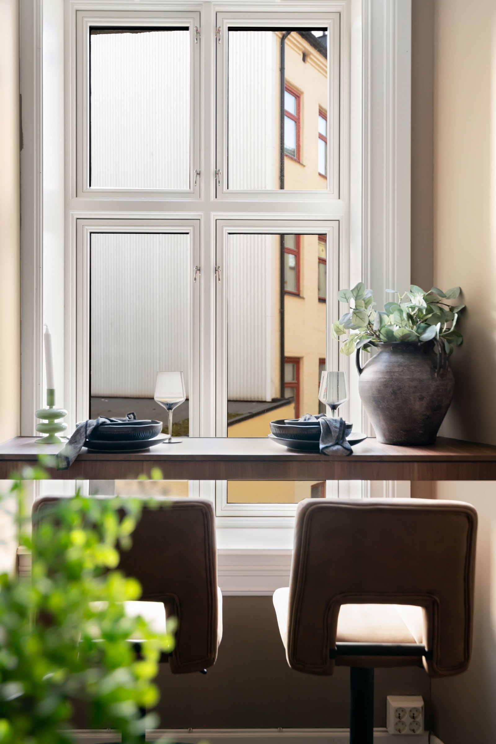 Avsatt spiseplass i tilknytning til kjøkkenet ut mot rolig bakgård - her kan du nyte morgenkaffen eller et hyggelig måltid! Galleribilde