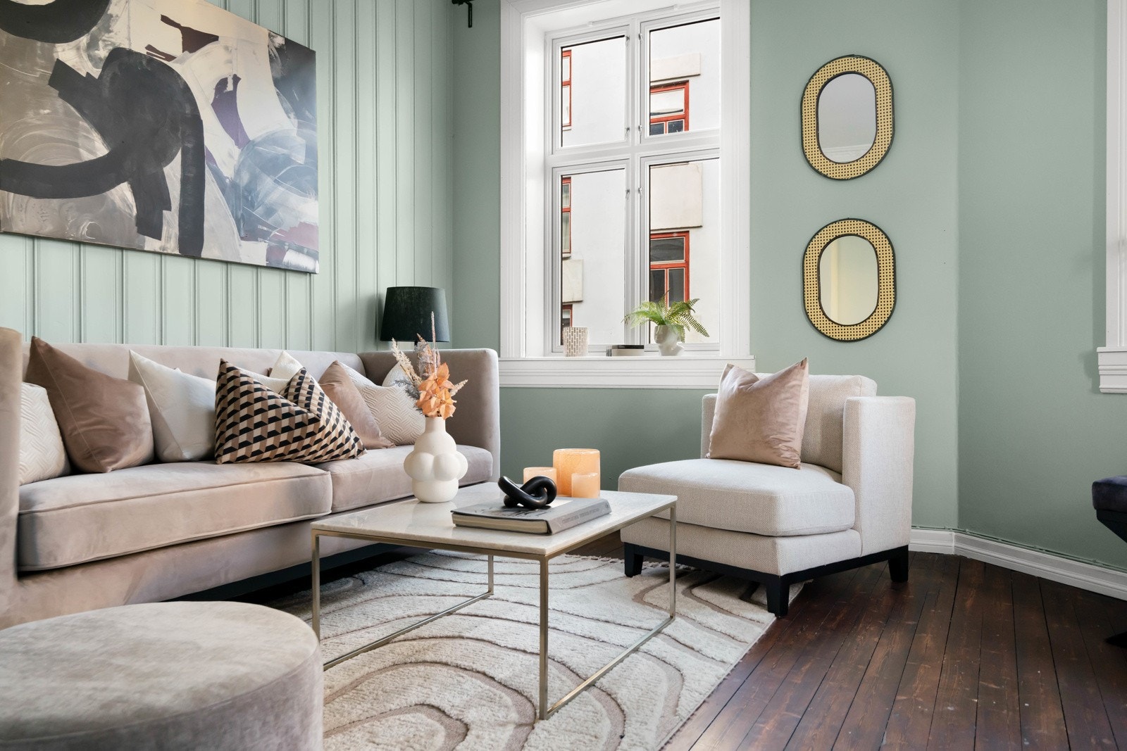 Den generøse takhøyden, sammen med store klassiske vinduer, sørger for rikelig med naturlig lys og en luftig atmosfære. Galleribilde