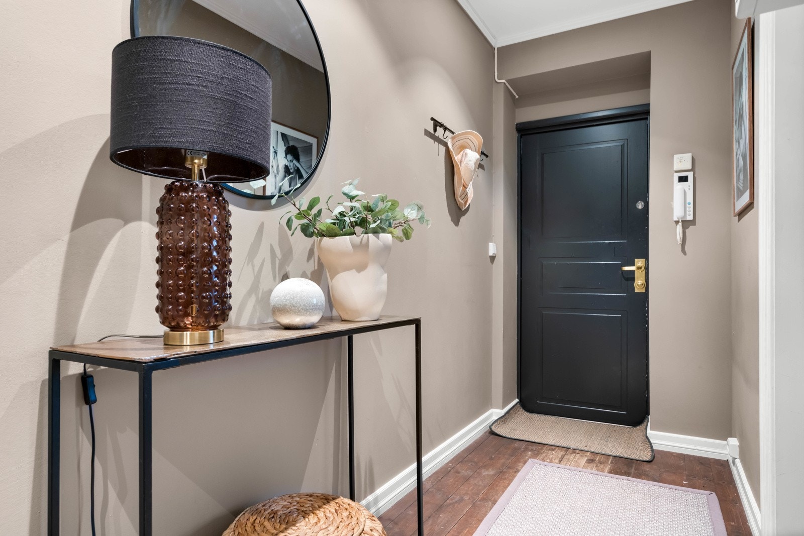 Velkommen inn! Inngangspartiet er innbydende og skaper et godt førsteinntrykk av boligen. Galleribilde