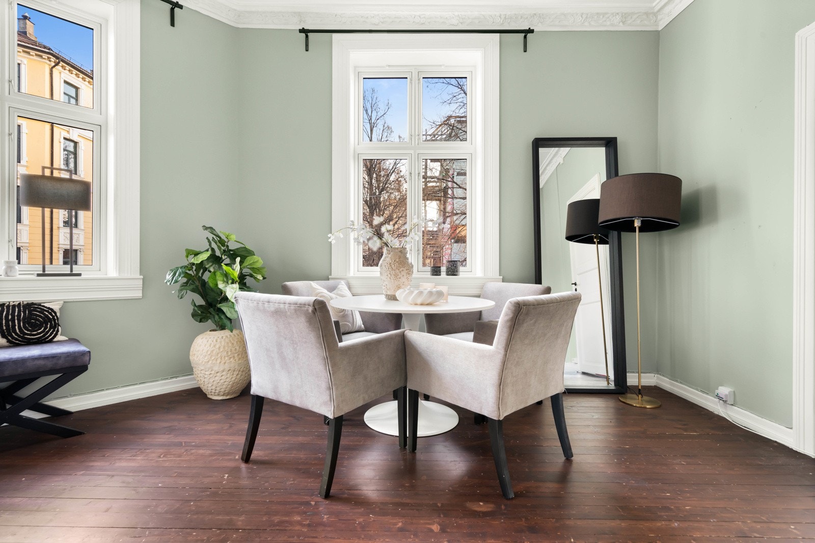 Den romslige stuen skaper rom for sittegrupper i ulike soner. Galleribilde