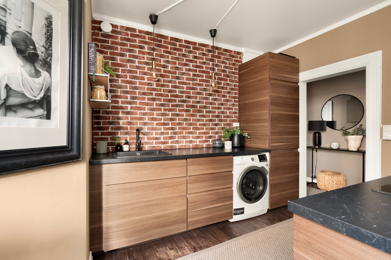 Lekkert kjøkken med rikelig benkeplass og skapplass. Hvitevarene er integrerte og inkluderer kjøl/frys, oppvaskmaskin, mikro, stekeovn og induksjonstopp - alle fra IKEA. Galleribilde