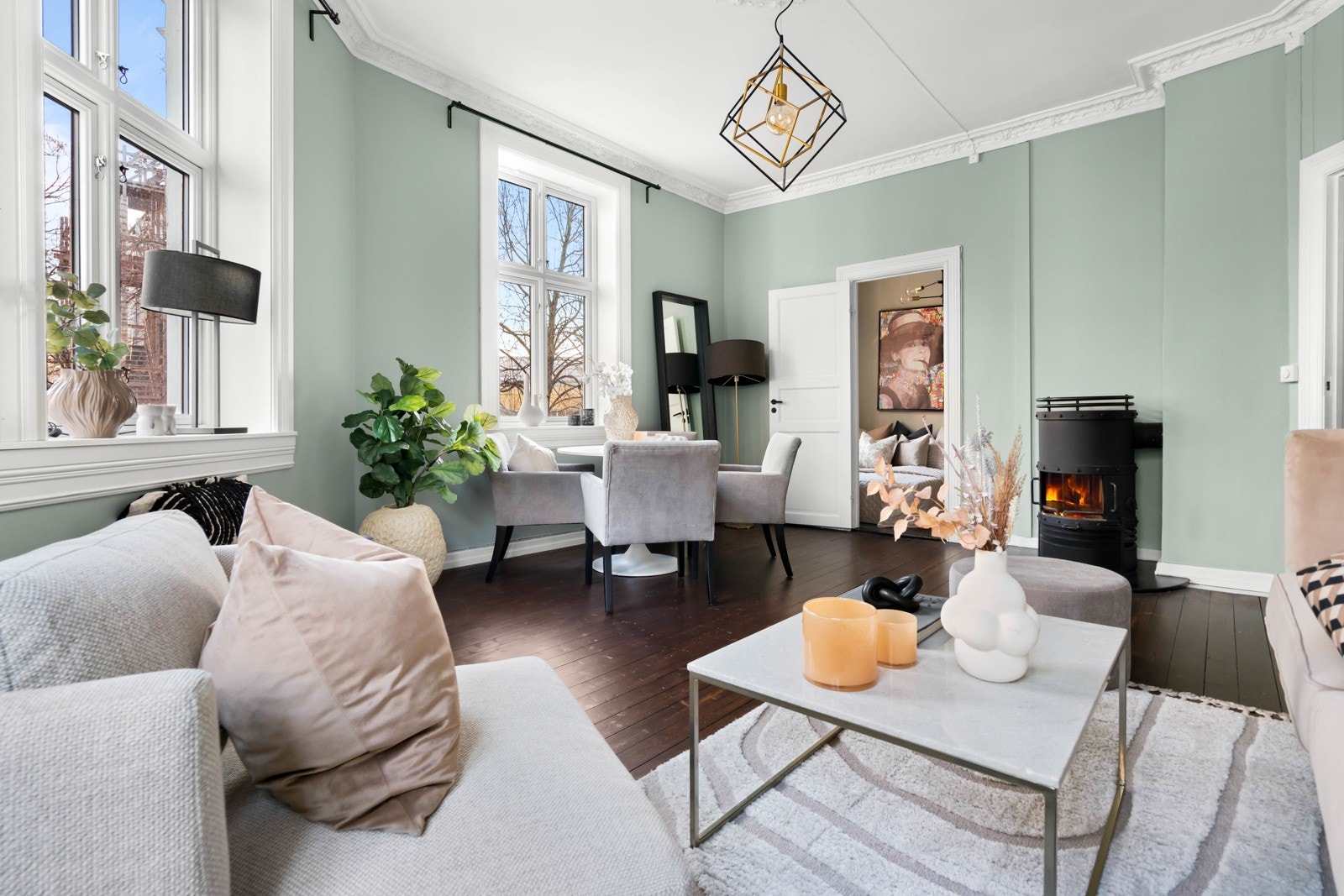 Stuen imponerer med sin gode romfølelse og fleksible planløsning, som gjør det enkelt å skape både en koselig sofakrok og en hyggelig spiseplass. Galleribilde