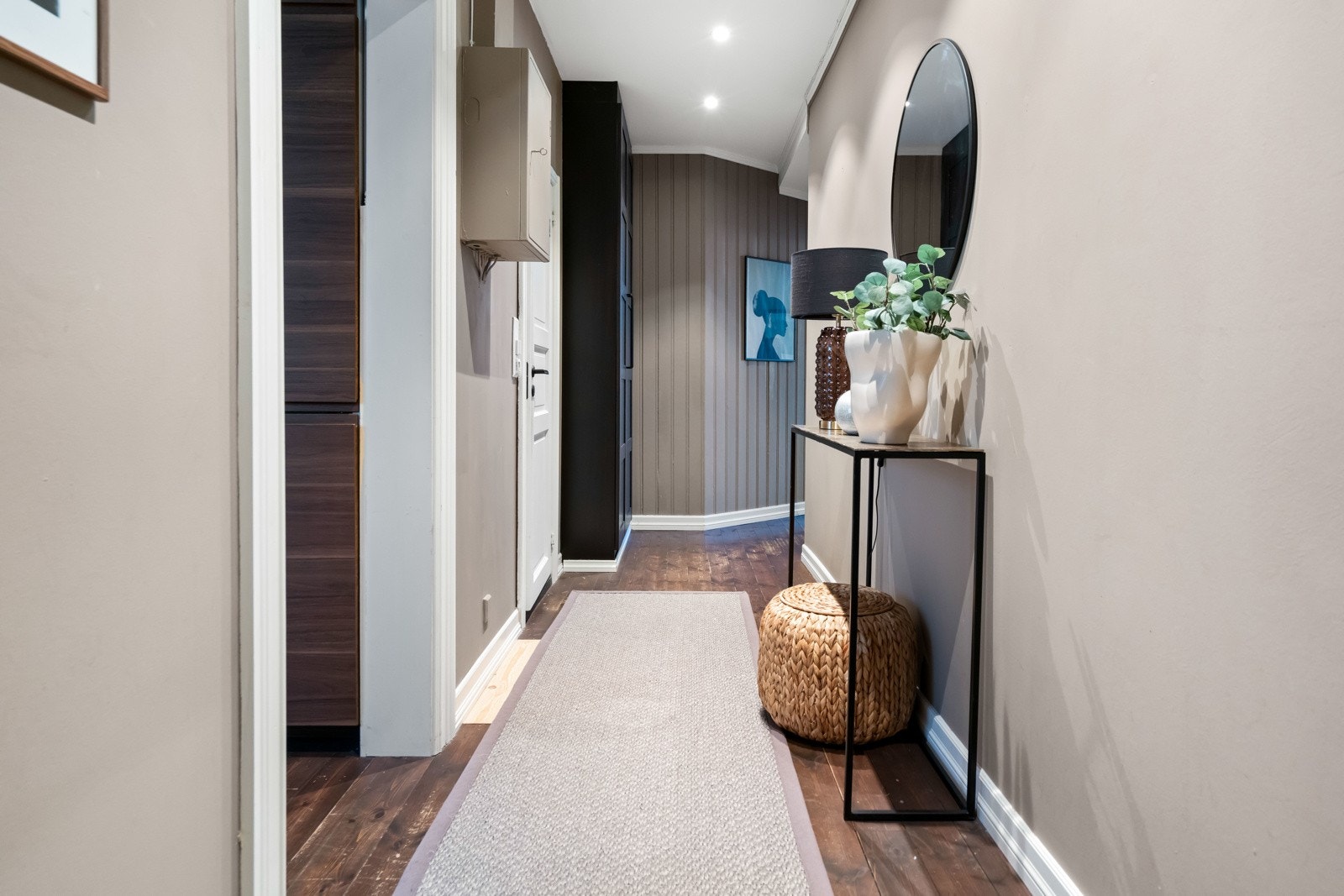 Gangen er romslig med plass til innredning etter eget ønske. Velkommen til visning! Galleribilde