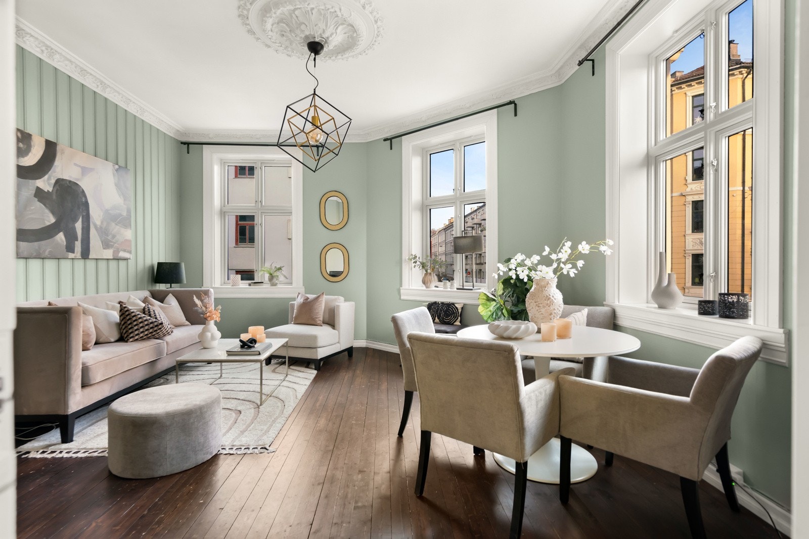 Leiligheten kan skilte med kvaliteter som klassiske detaljer med stukkatur og rosett, originalt tregulv, store vinduer med dype karmer og en takhøyde opptil 3 meter. Galleribilde