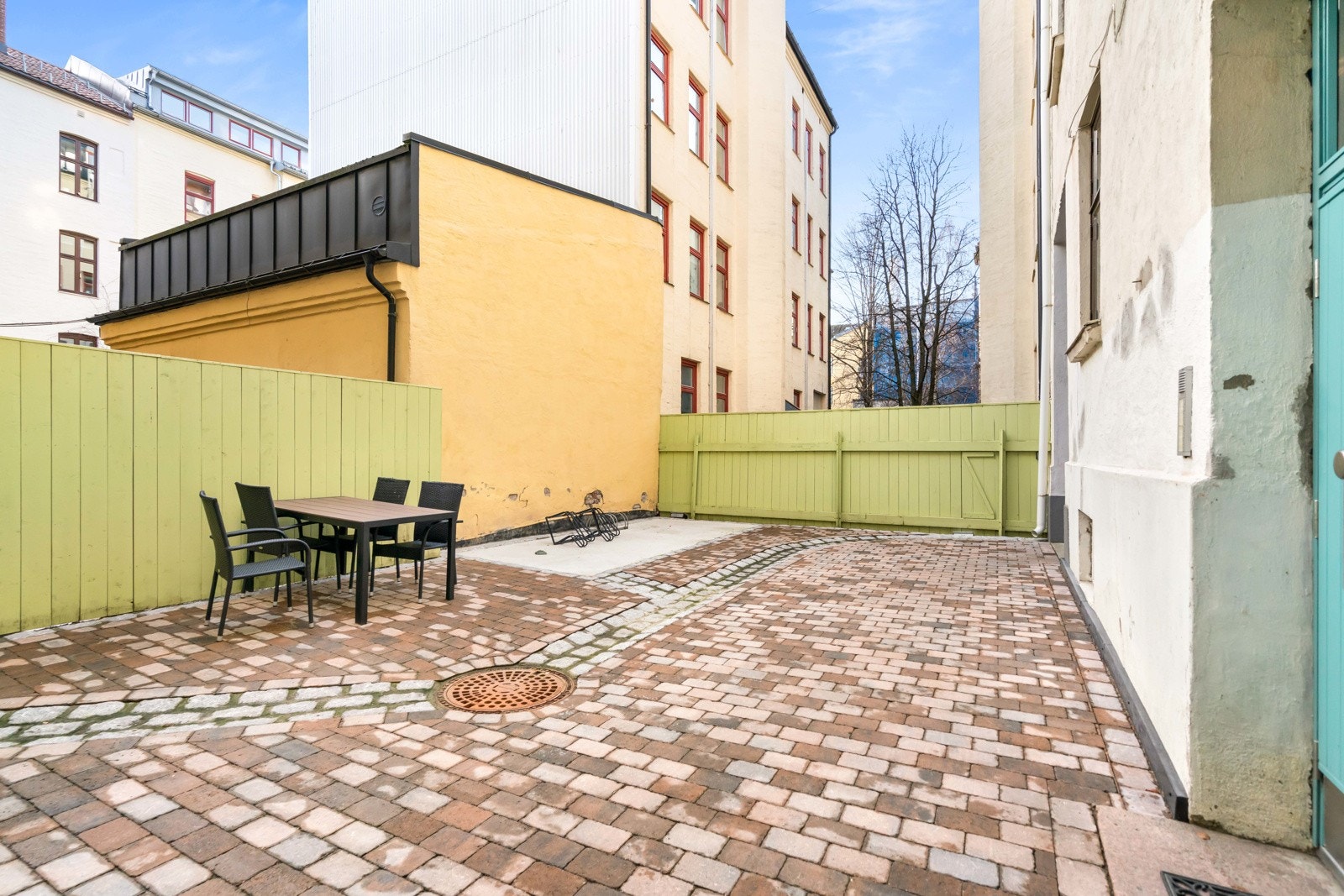 Hyggelig og intim bakgård. Sameiet Schleppegrells gate 17 består av 16 seksjoner. Galleribilde