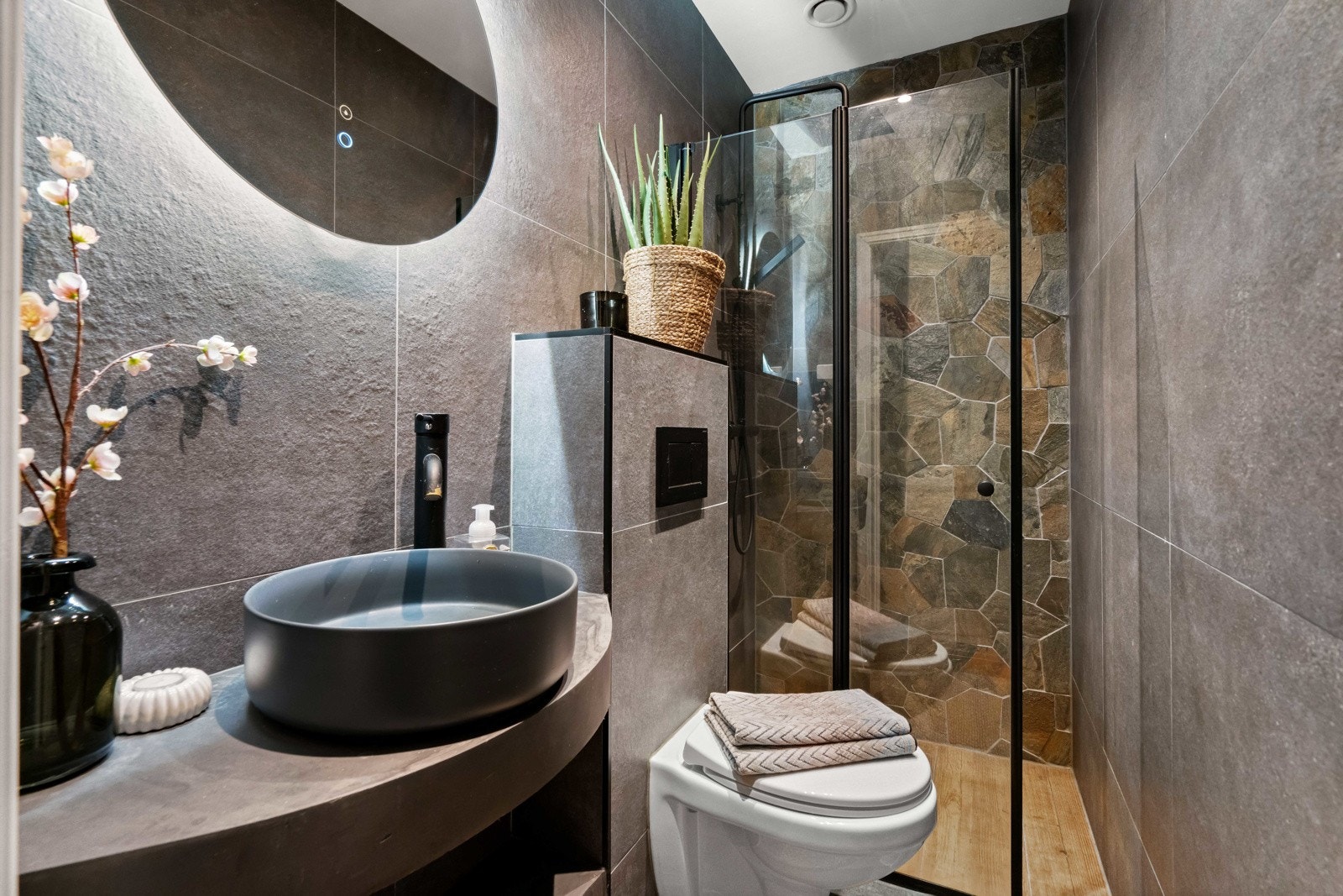 Delikat og tidløst baderom med moderne detaljer og behagelig gulvvarme. Galleribilde