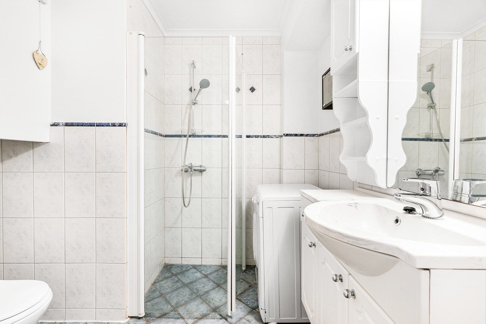 Det er elektrisk avtrekksvifte på oppdriftsventilasjon på badet. Galleribilde