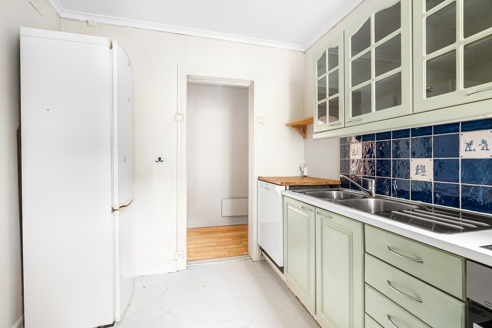 Det er oppdriftsventilasjon med ventil og kullfilterventilator på kjøkkenet. Opplegg for oppvaskmaskin. Galleribilde