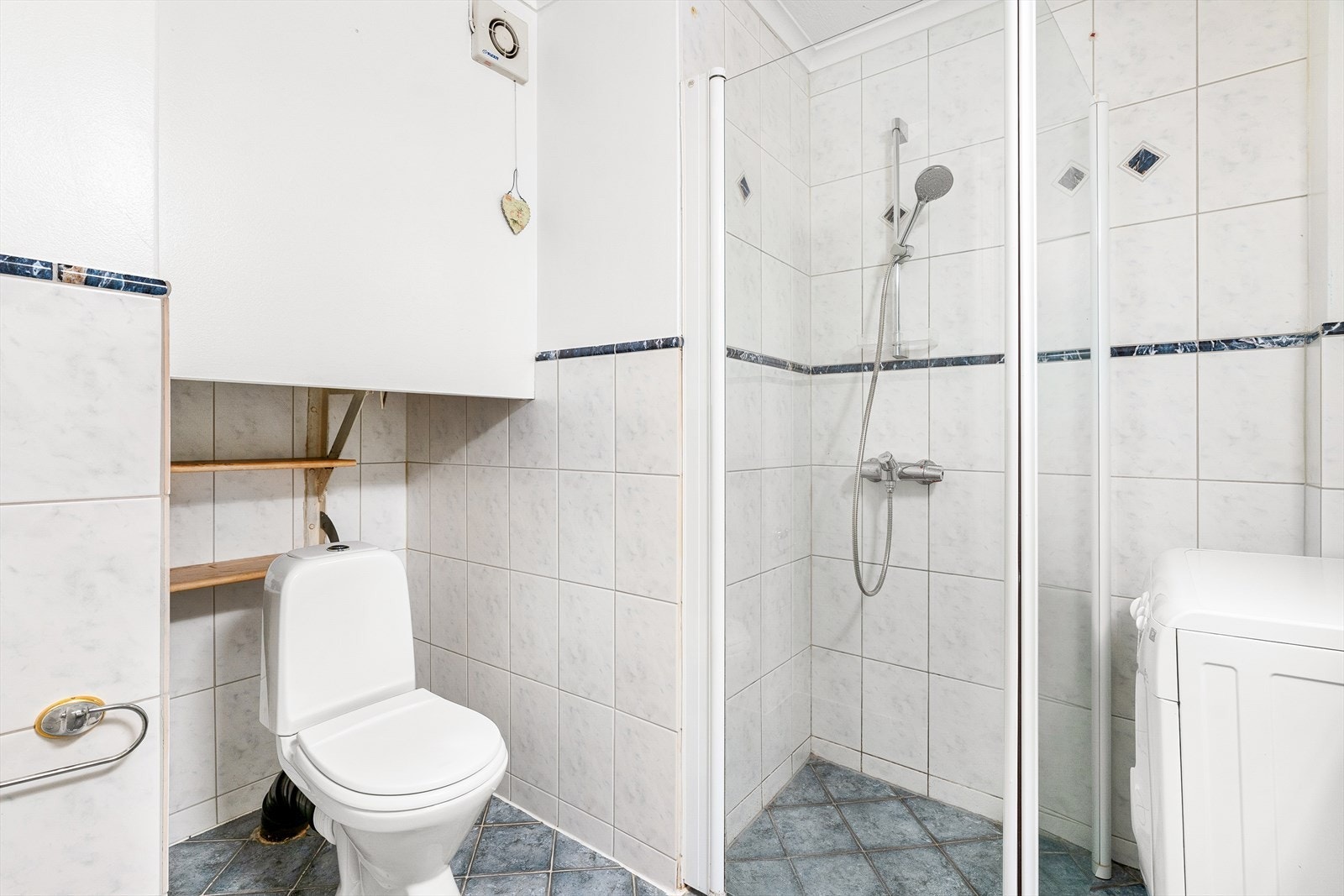 Lyst bad med flislagte overflater og varmekabler i gulv. Galleribilde