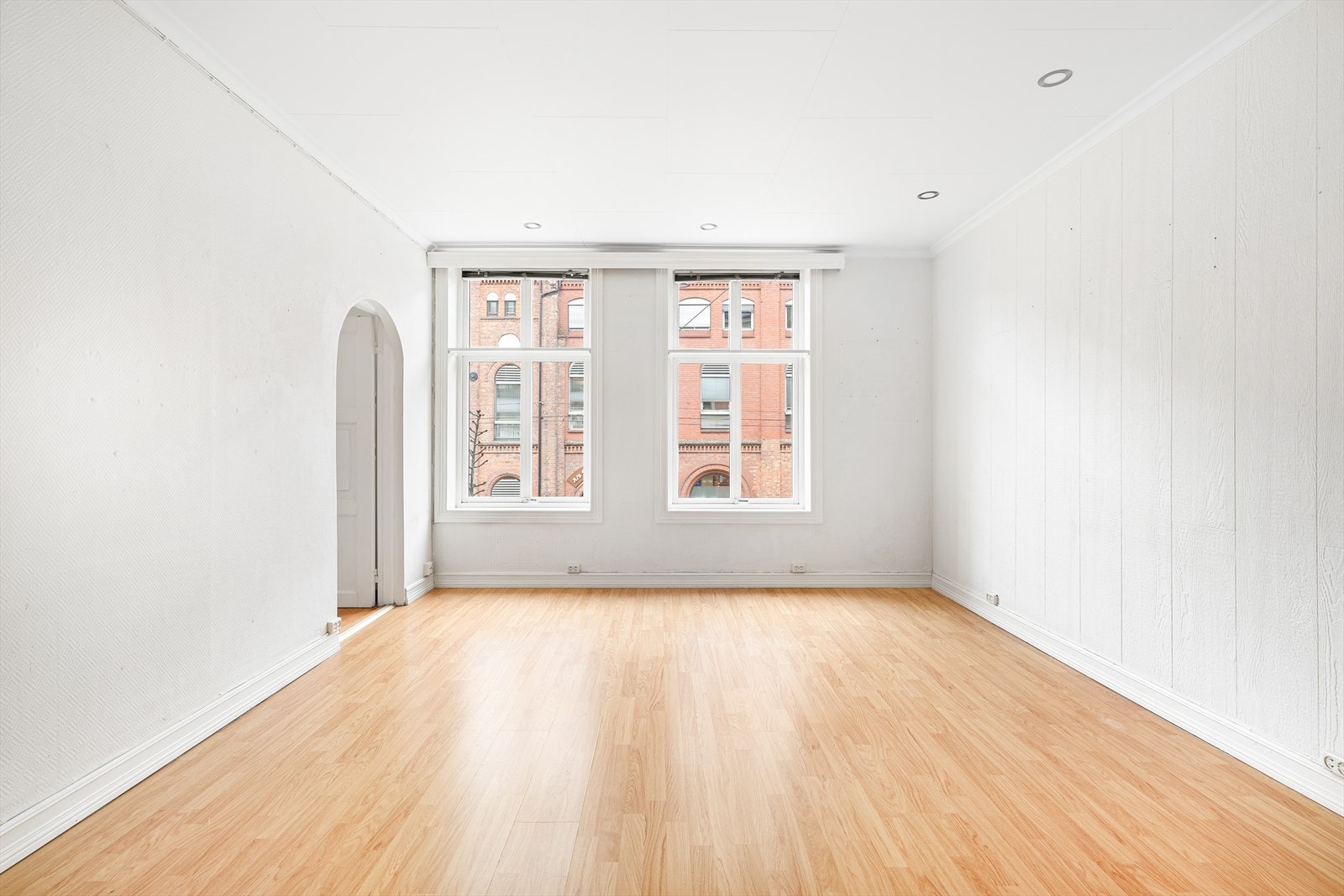 Leiligheten har en luftig stue med gode møbleringsmuligheter. Galleribilde