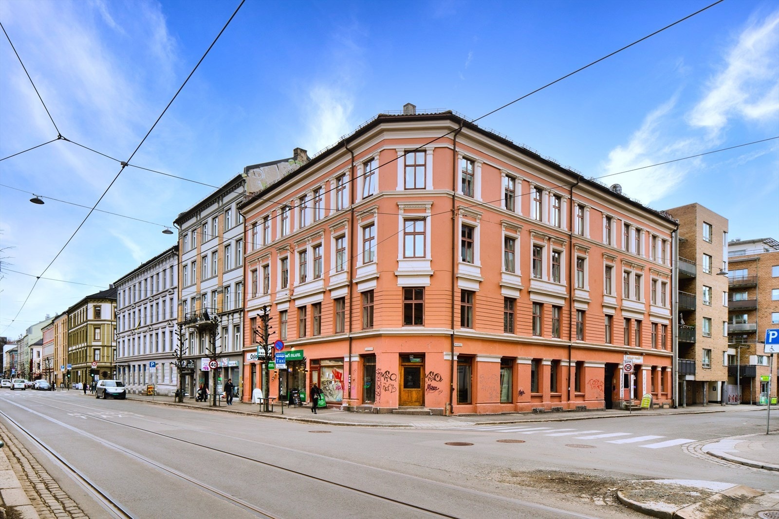 Sisilie Berg v/Nordvik Frogner har gleden av å presentere Heimdalsgata 2C. En klassisk selveierleilighet med en sentral og attraktiv beliggenhet på populære Grünerløkka. Galleribilde