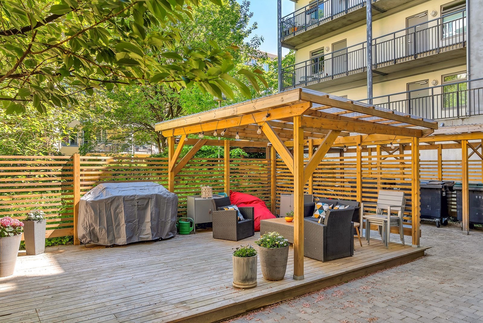 Flott, felles bakgård med sittegrupper og grill. Galleribilde