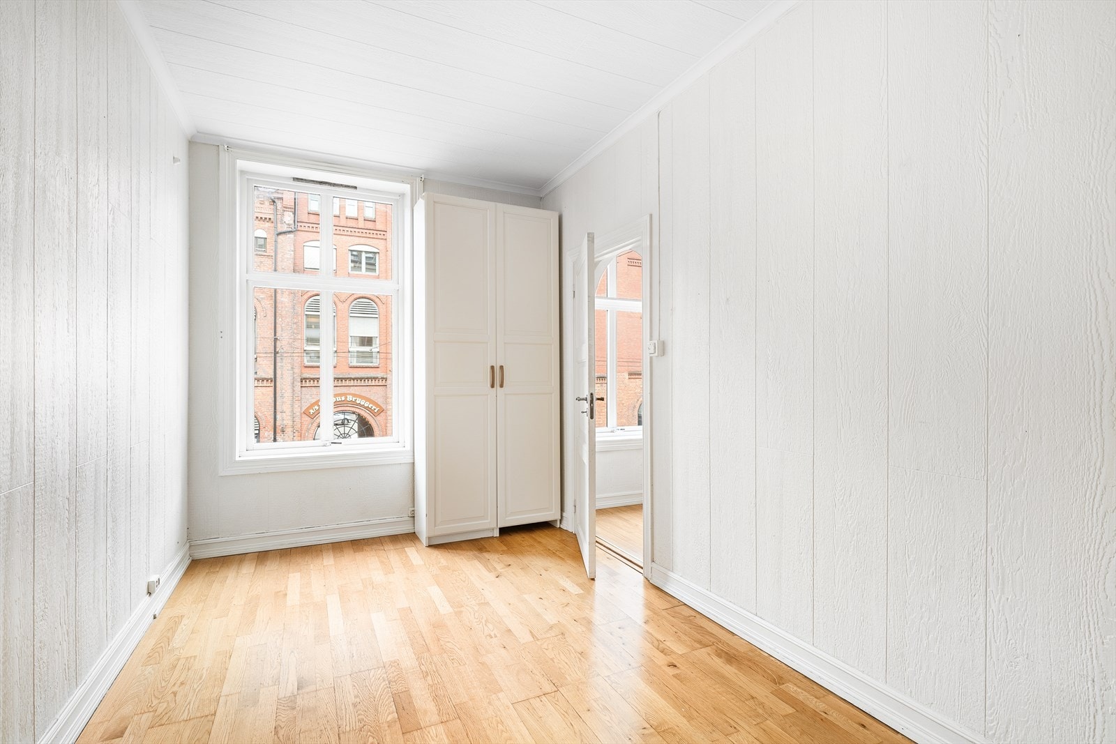 Soverommet er innredet med et garderobeskap. Galleribilde