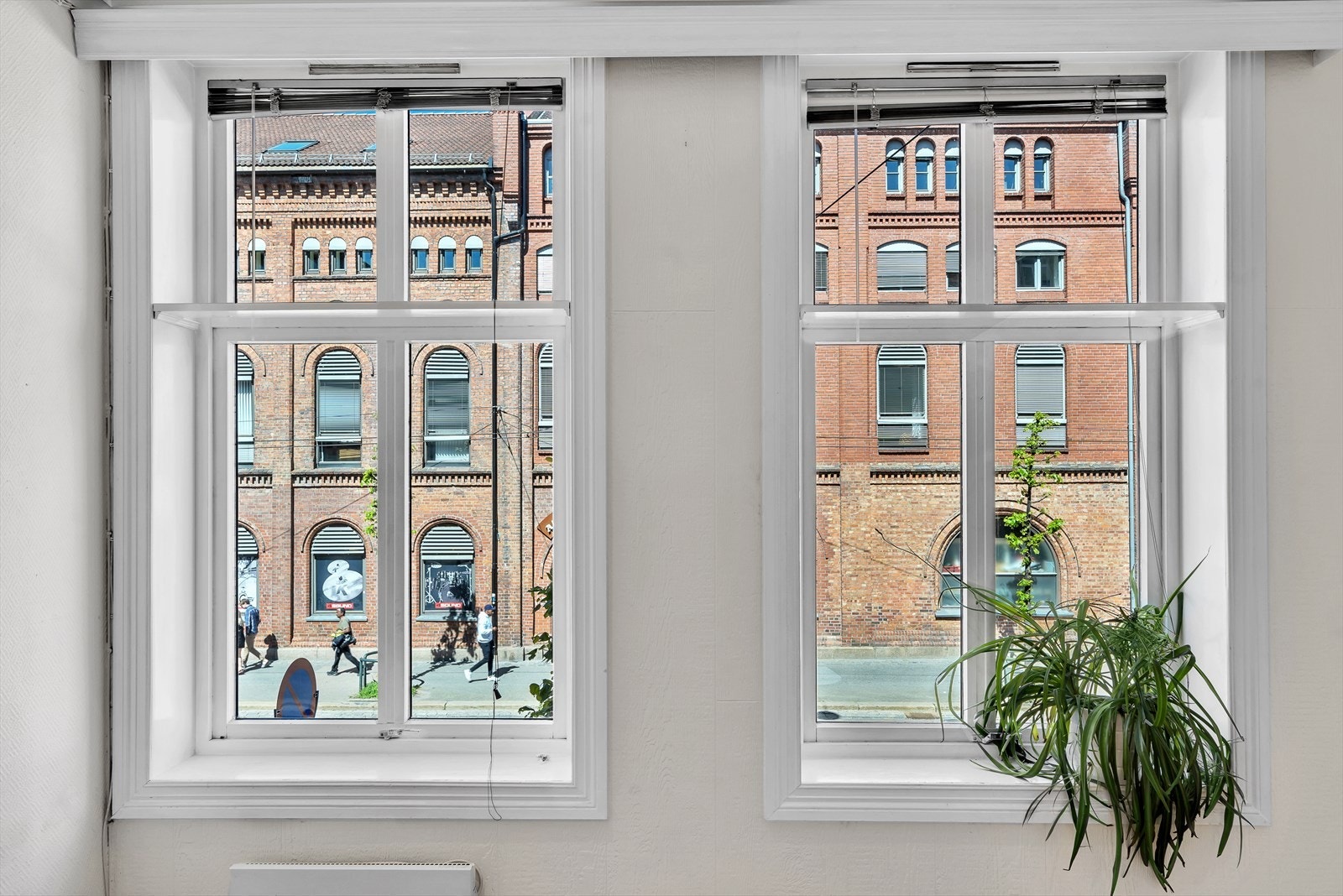 Leiligheten har rause vindusflater som slipper inn rikelig med naturlig lys og skaper en hyggelig atmosfære. Galleribilde