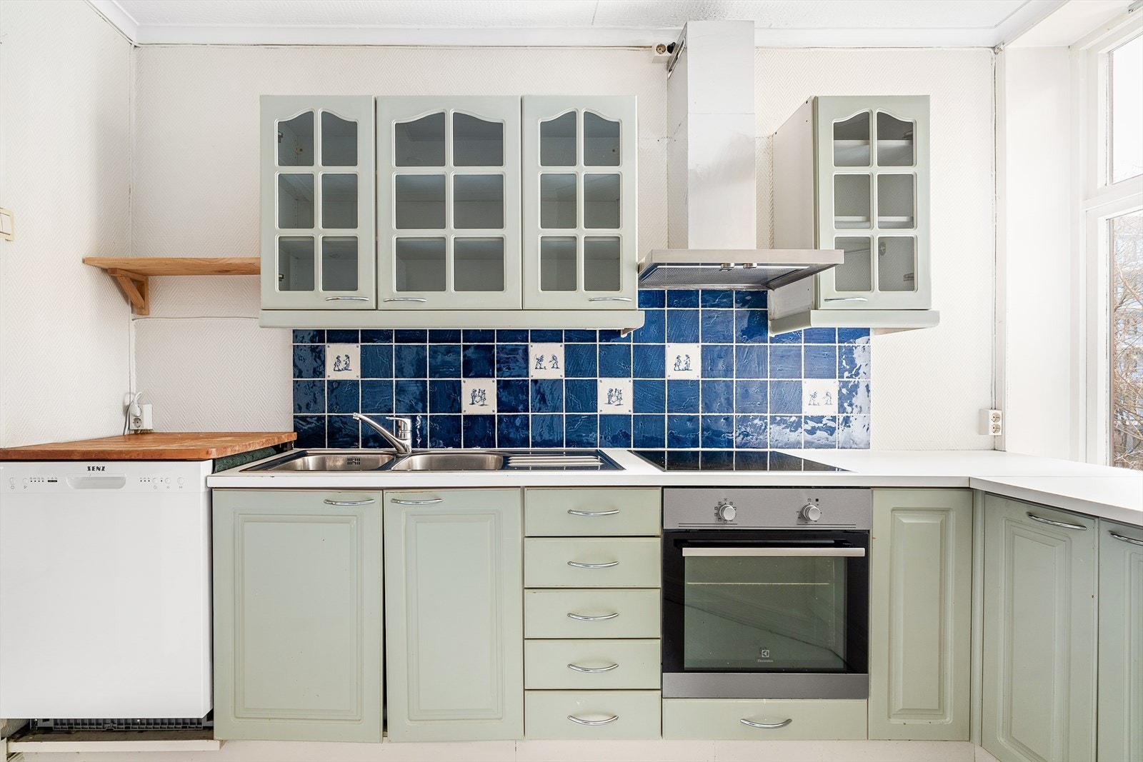 Kjøkkenet er innredet og designet med tanke på funksjonalitet og har godt med benk- og skapplass. Galleribilde