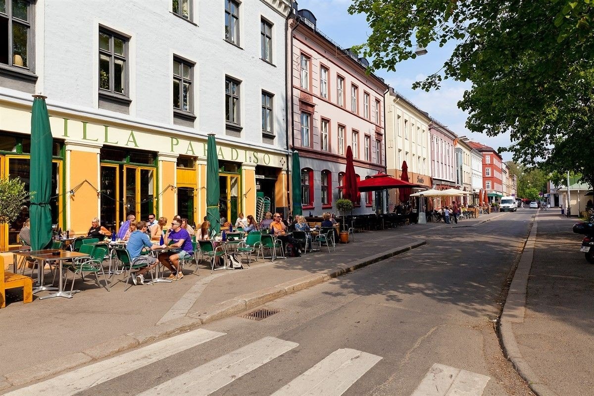Dette er en perfekt leilighet for deg som ønsker alle fasiliteter innen gangavstand, samt å bo i veletablerte omgivelser. Galleribilde
