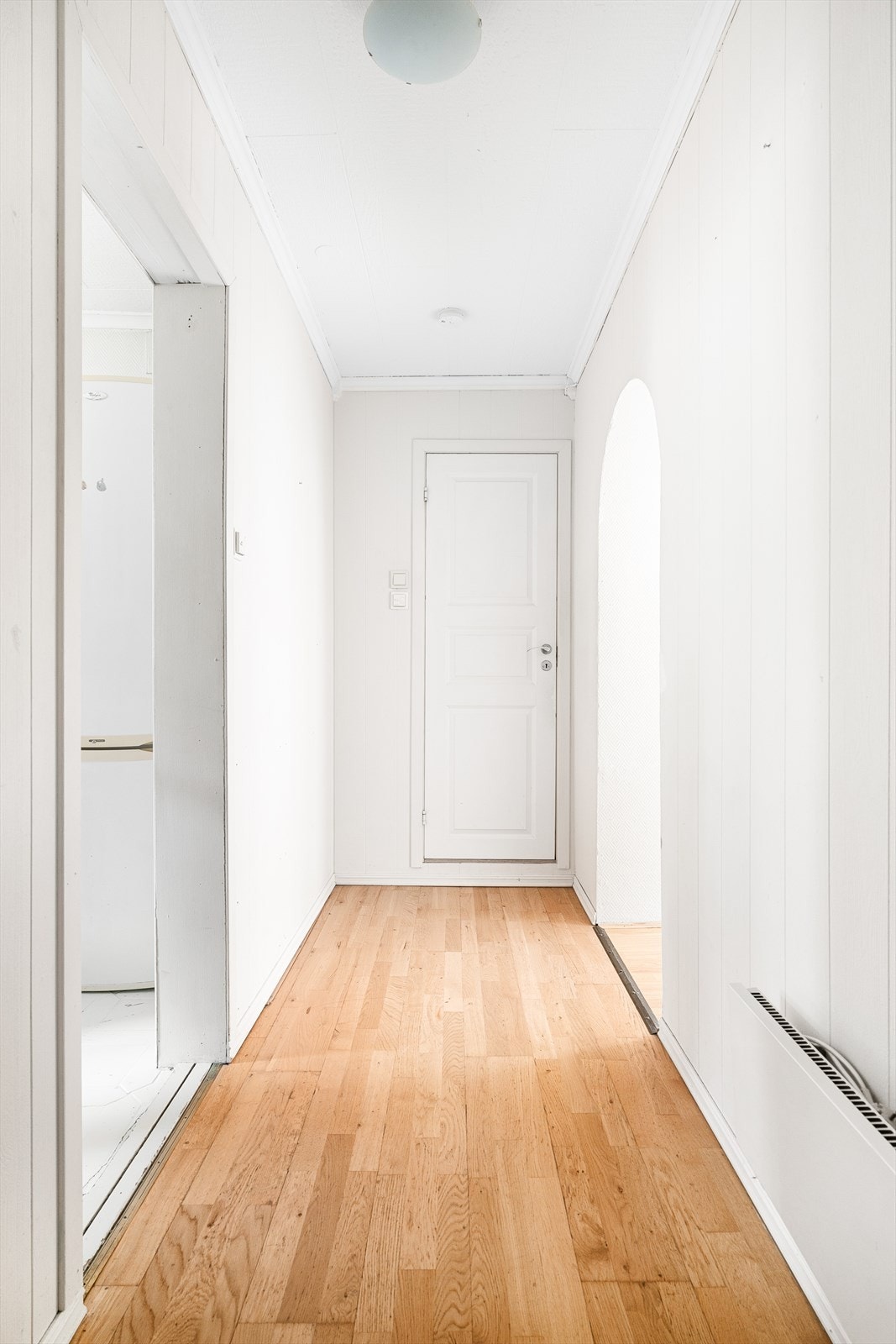 Romslig entré/gang med plass til oppheng av yttertøy, skohyller e.l. Galleribilde