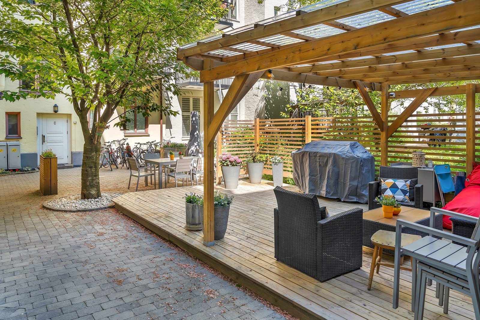 Her har du muligheten til å bo med nærhet til en rekke forretninger og servicetilbud, samt et godt kollektivtilbud. Galleribilde