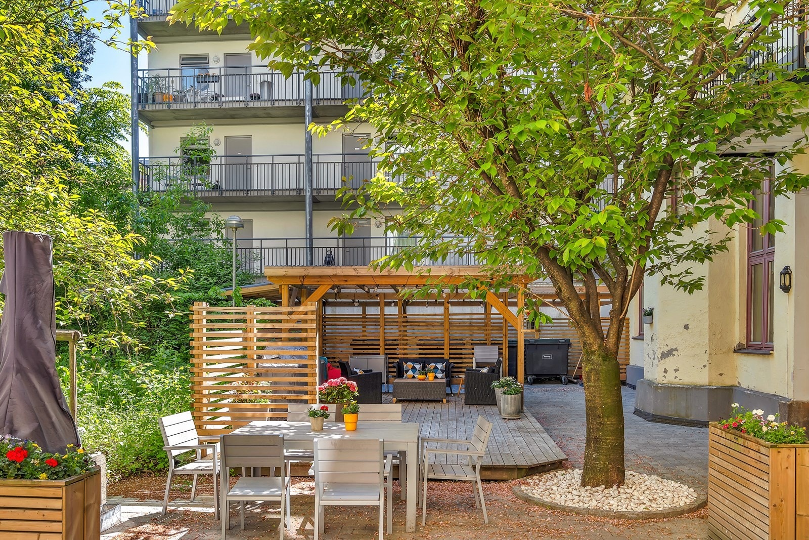 Sameiet har en hyggelig bakgård med flere sittegrupper. Et perfekt samlingssted. Galleribilde