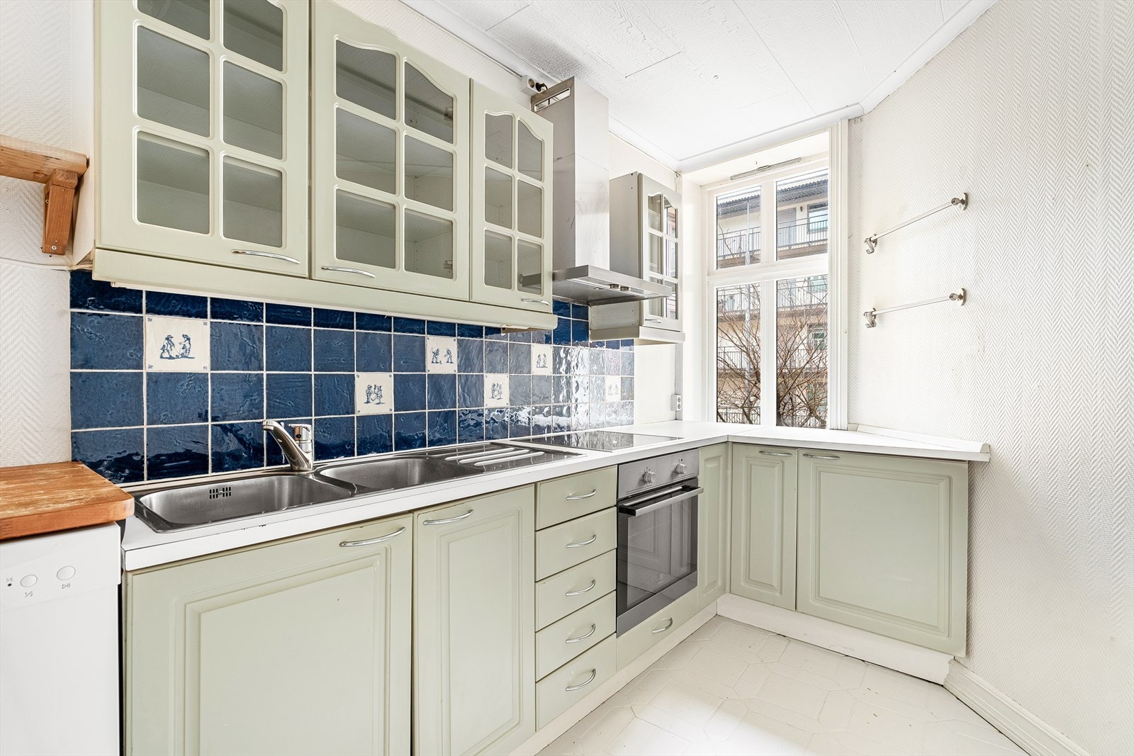 Separat kjøkken i eget rom. Rommet har flislagt gulv med varmekabler. Galleribilde