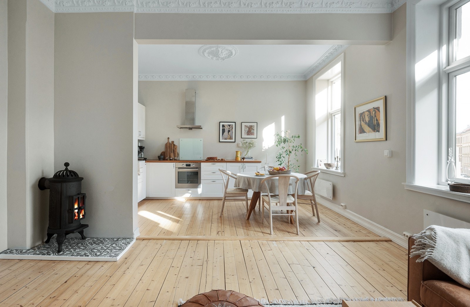 En lys og innbydende leilighet med klassiske detaljer. Galleribilde
