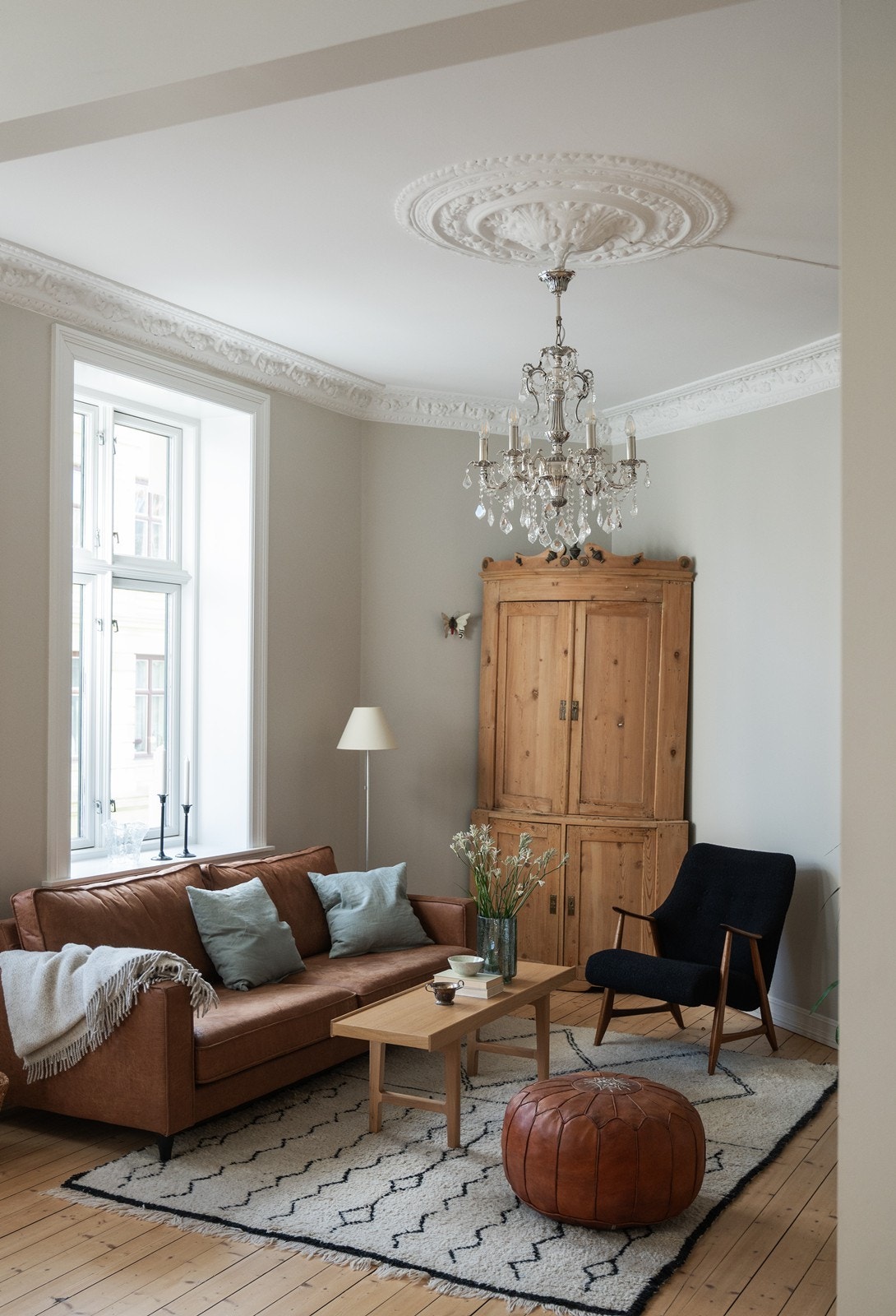 Stuen har god plass til sittegruppe, spisebord og annet møblement. Galleribilde
