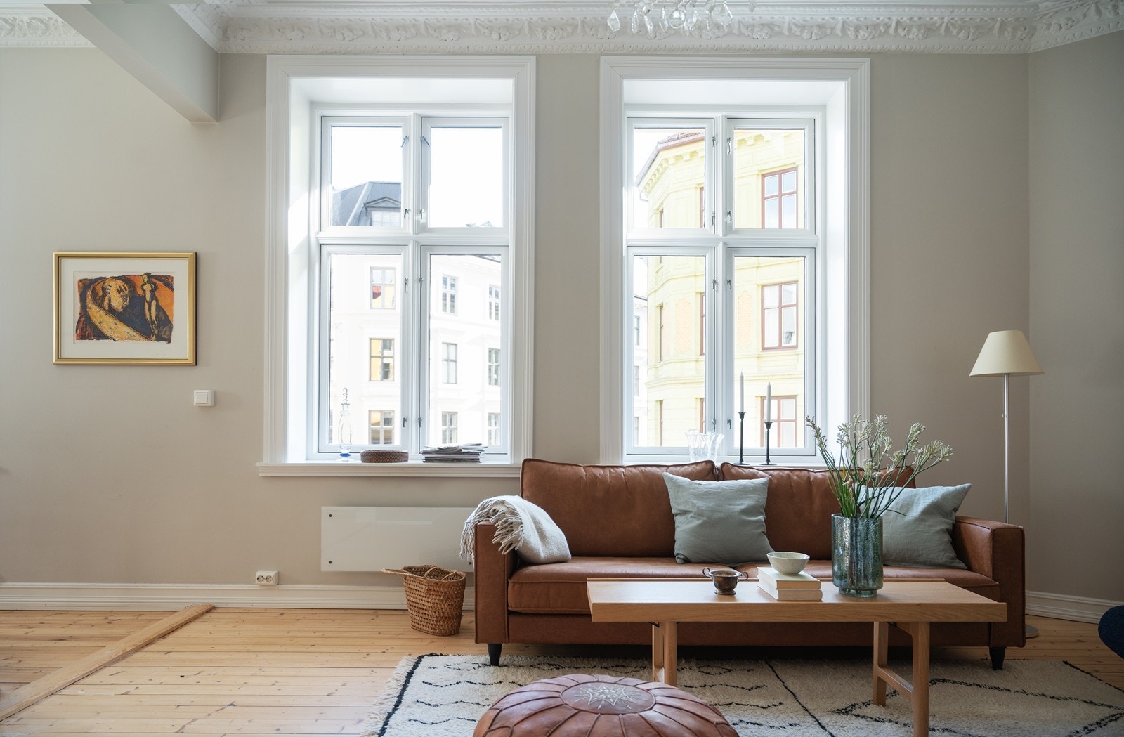 De store vindusflatene bidrar til mye naturlig lysinnslipp i rommet. Galleribilde
