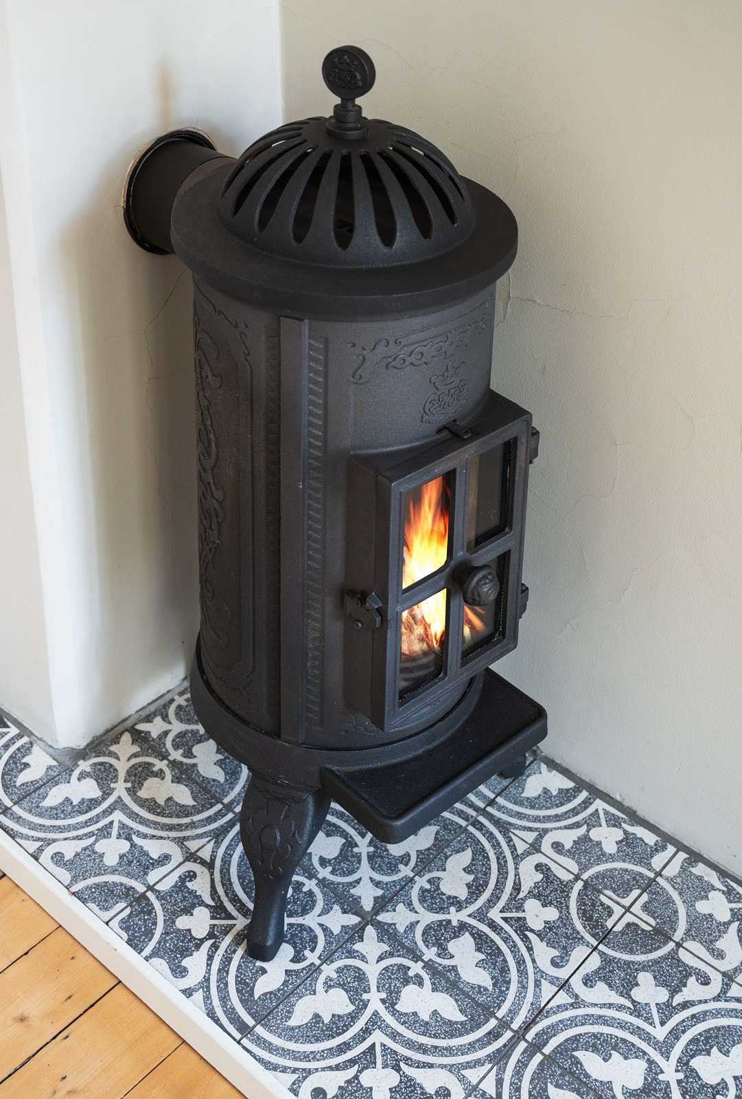 Kamin (ny i 2018) som gir rommet en lun og koselig atmosfære. Galleribilde