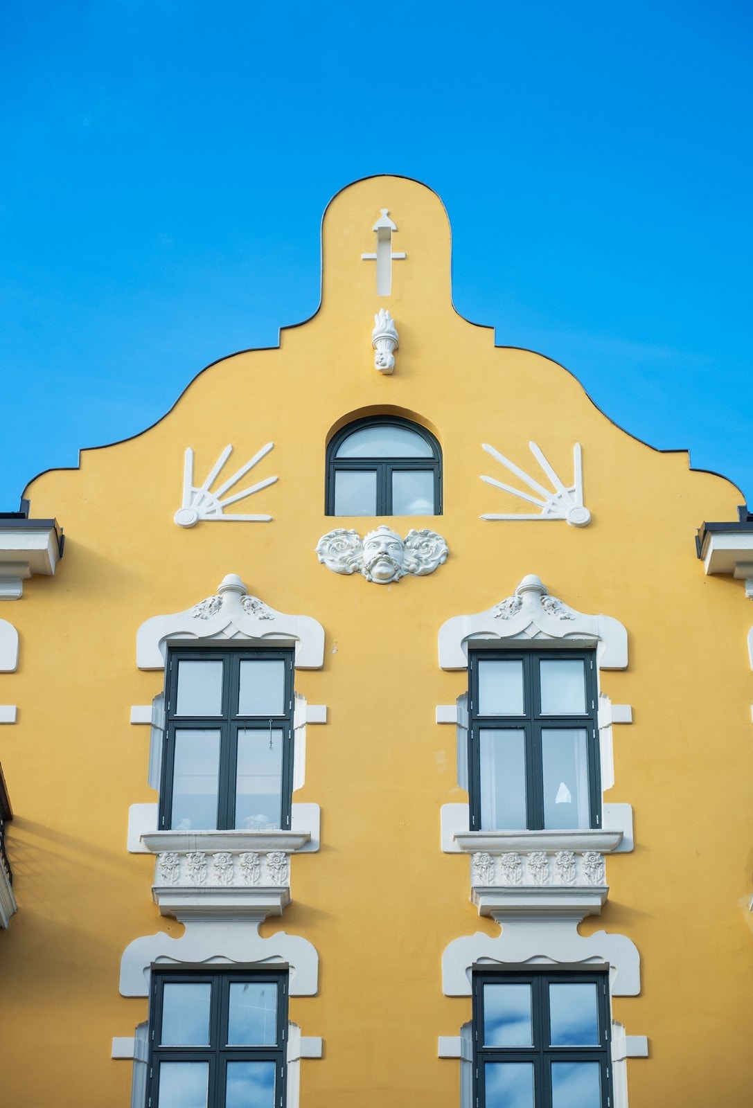 Øvrefoss 4 regnes som en arkitektonisk perle på arkitekturskolen som eksempel på arkitekt Hans Grønneberg's særegne Jugendstil i Oslo. Dette er en leilighet og bygning som må sees og oppleves - velkommen på visning! Galleribilde