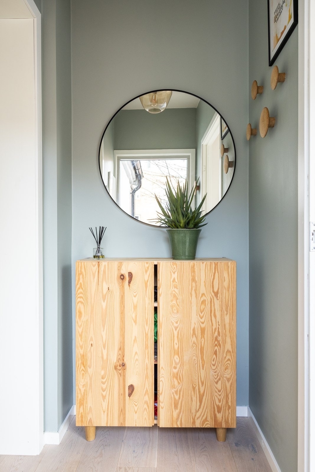 Rommet har plass til garderobeløsning for oppbevaring av yttertøy- og sko. Galleribilde