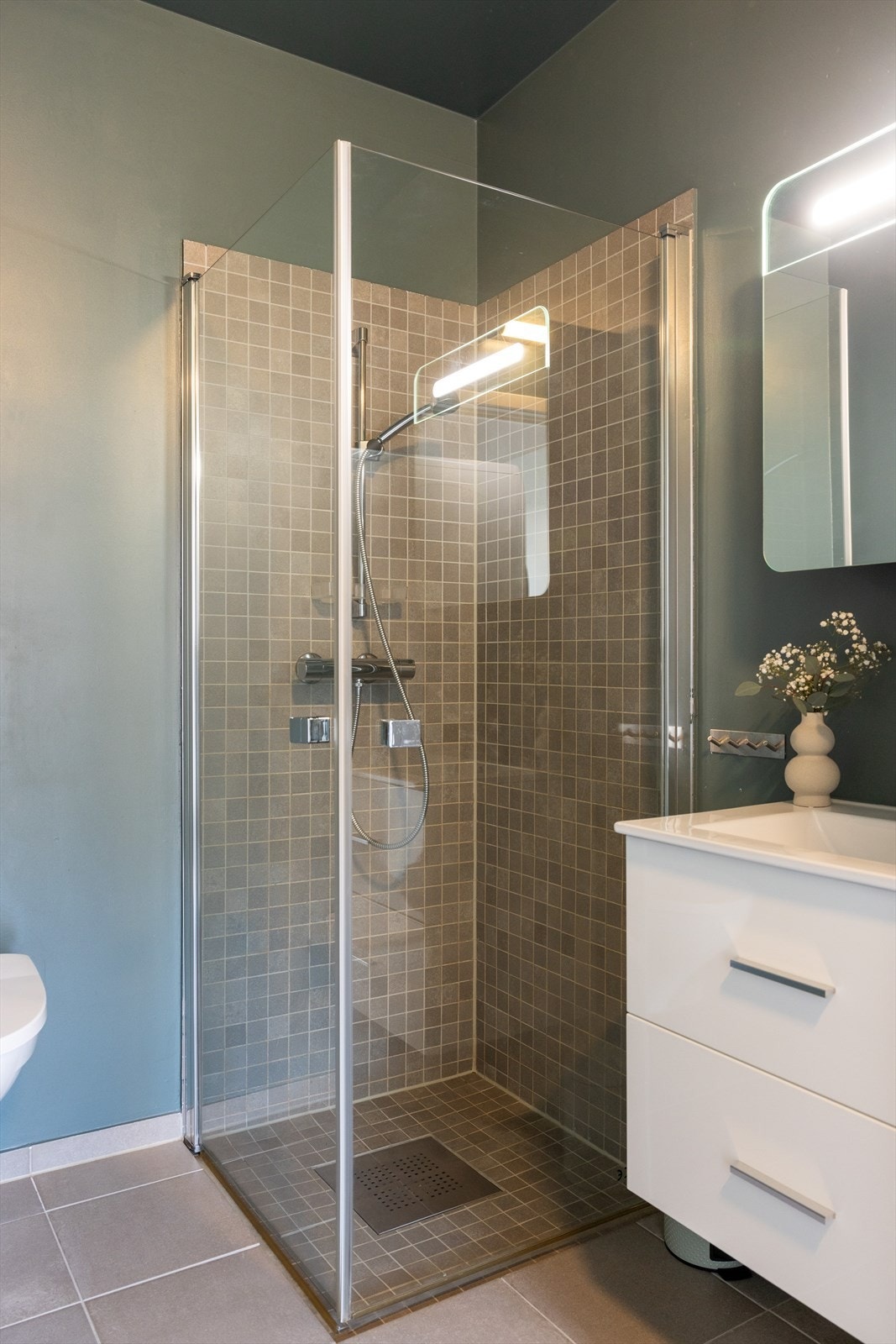 Dusjhjørne med infellbare dører. Galleribilde