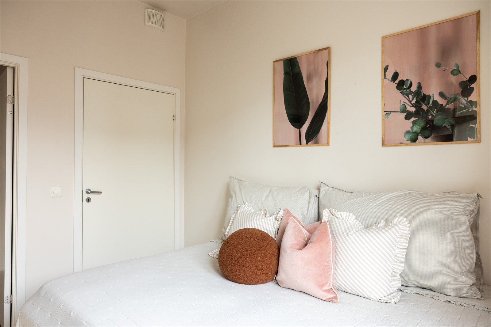 I tilknytning dette soverommet er det en innvendig bod/teknisk rom, for ekstra oppbevaringsplass. Galleribilde