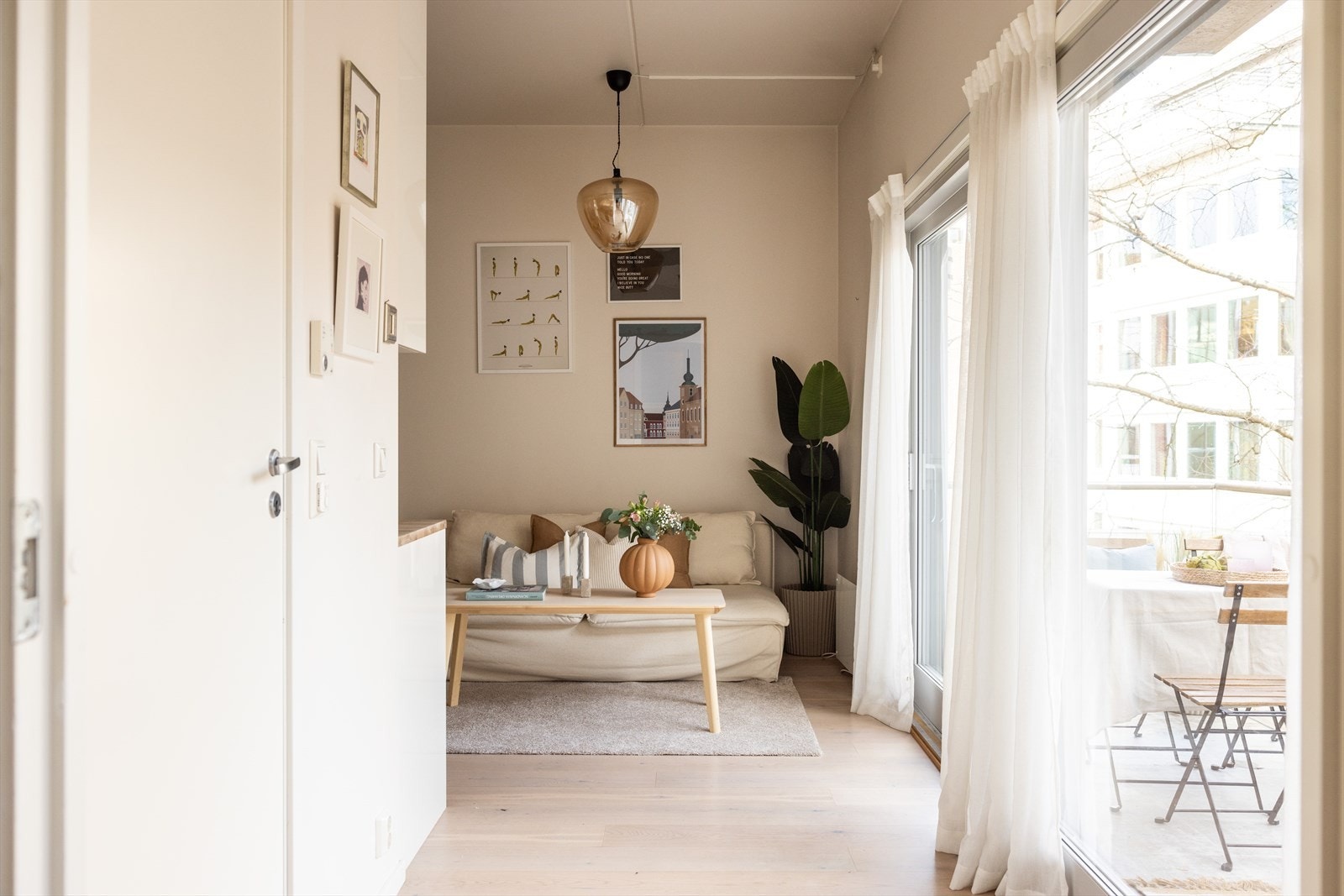 Stuen har plass til sofa- og tv-seksjon samt. spisebord. Galleribilde