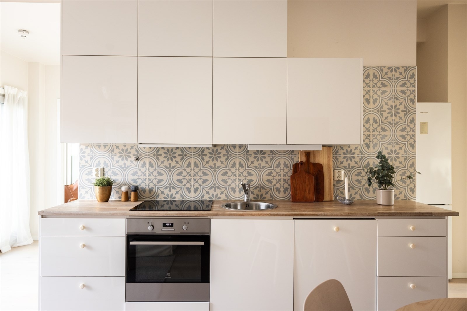 Kjøkkenet har innredning med glatte fronter og laminat benkeplate ned nedfelt vask. Galleribilde