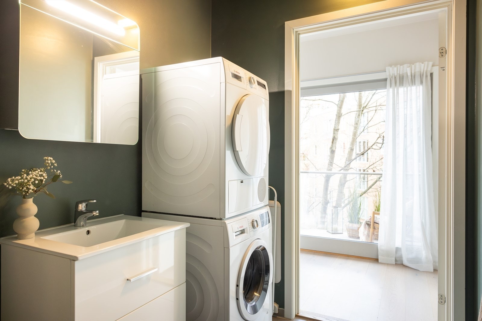 Det er lagt opp til både vaskemaskin og tørketrommel på badet. Galleribilde