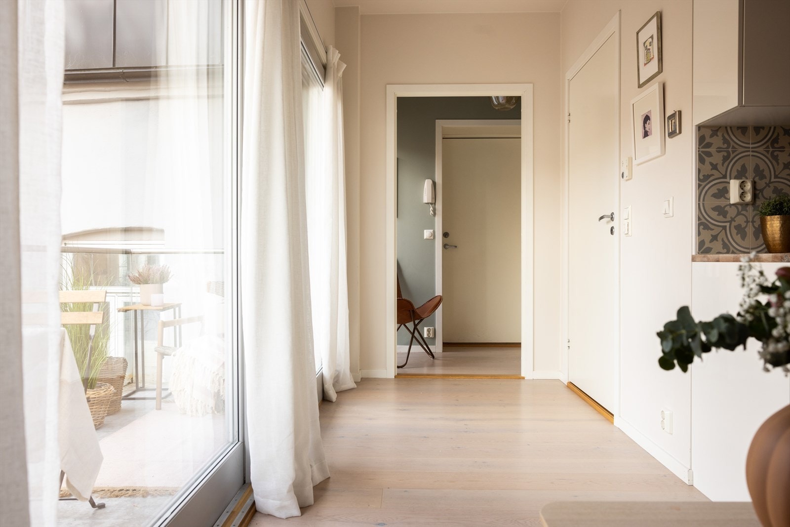 Entréen har pen eikeparkettgulv og malte overflater i lyse fargevalg, noe som er gjennomgående for resten av leiligheten. Galleribilde