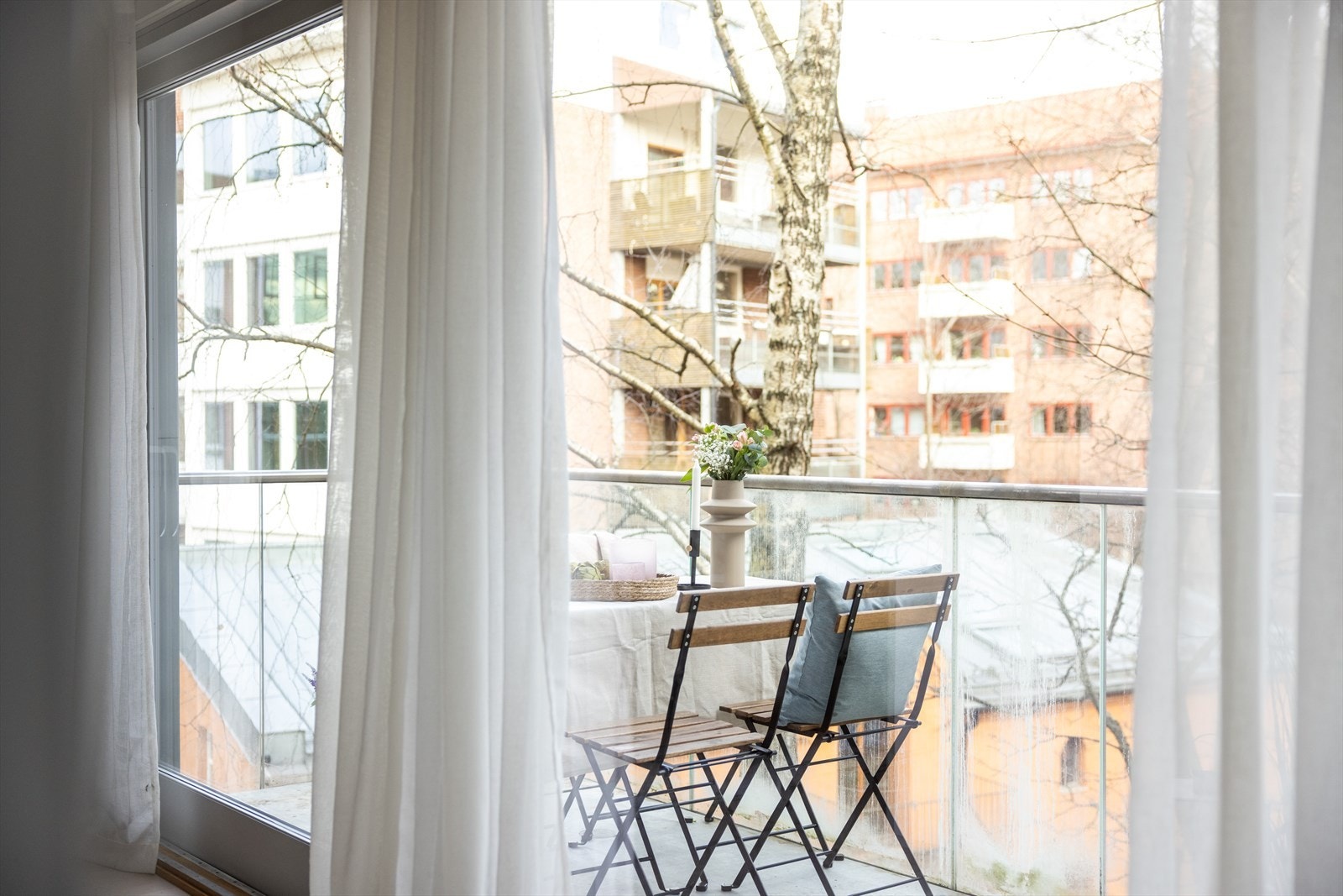 Fra stuen er det utgang til balkongen gjennom skyvedør i glass. Galleribilde