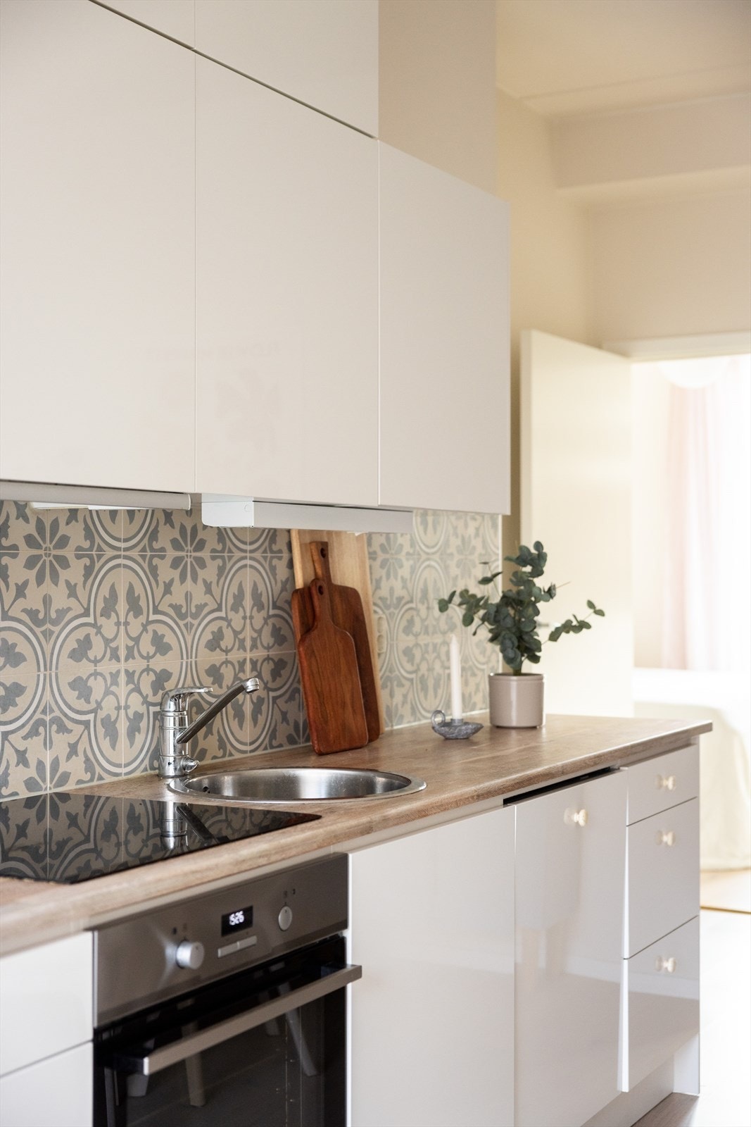 Det er integrerte hvitevarer i form av oppvaskmaskin og komfyr/platetopp, samt. frittstående kjøl/frys. Galleribilde