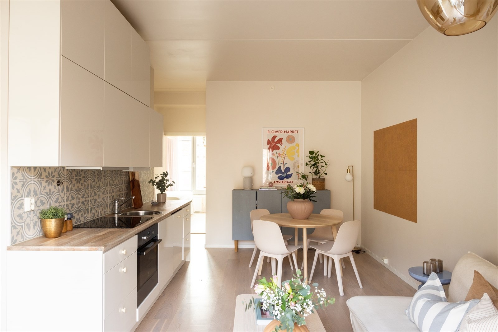 Stue og kjøkken ligger i åpen løsning. Galleribilde