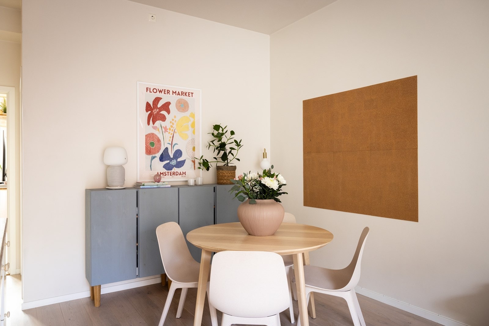 Rommet har store vindusflater og god takhøyde som gir en god romfølelse og mye naturlig lys. Galleribilde